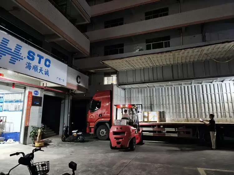 Cargo loading outside the Haishun Guangzhou receiving warehouse